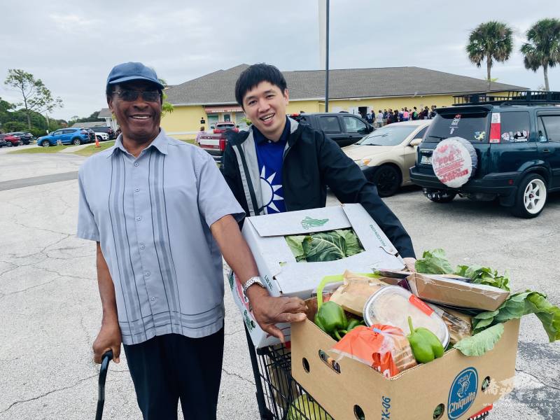 李杰鴻協助民眾運送整理箱