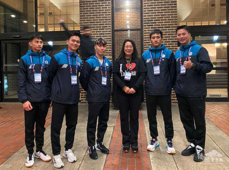 僑胞魯毓蕙（右三）代表達拉斯臺灣人社團為選手帶來暖心晚餐