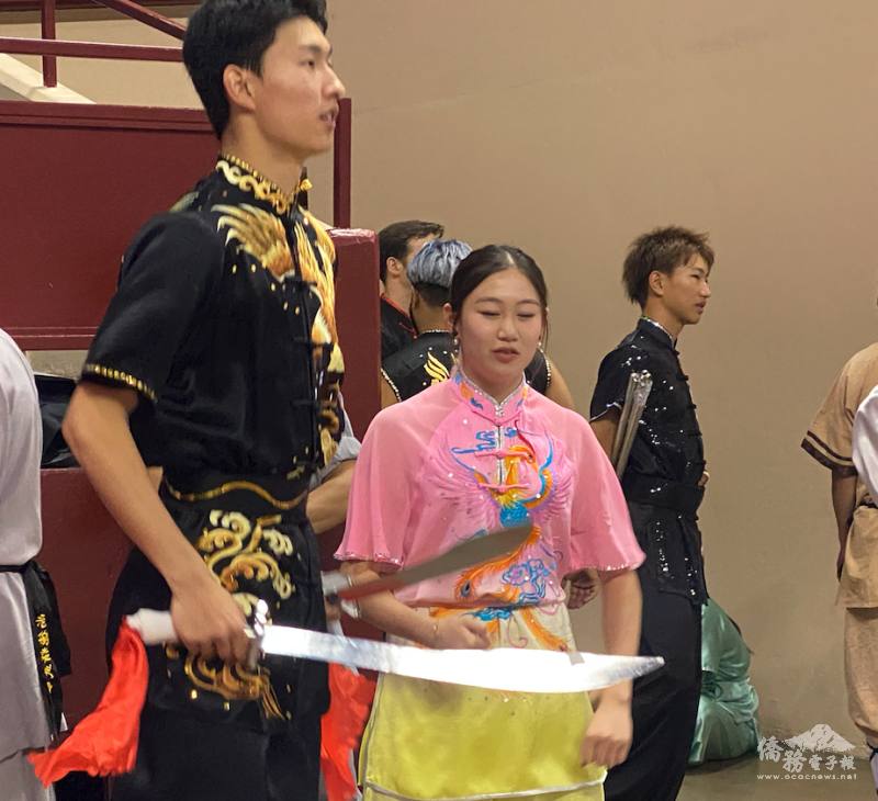 代表美國國家隊和武館Zhang Kung Fu Institute個人演出的臺僑Shaun Chen（左）