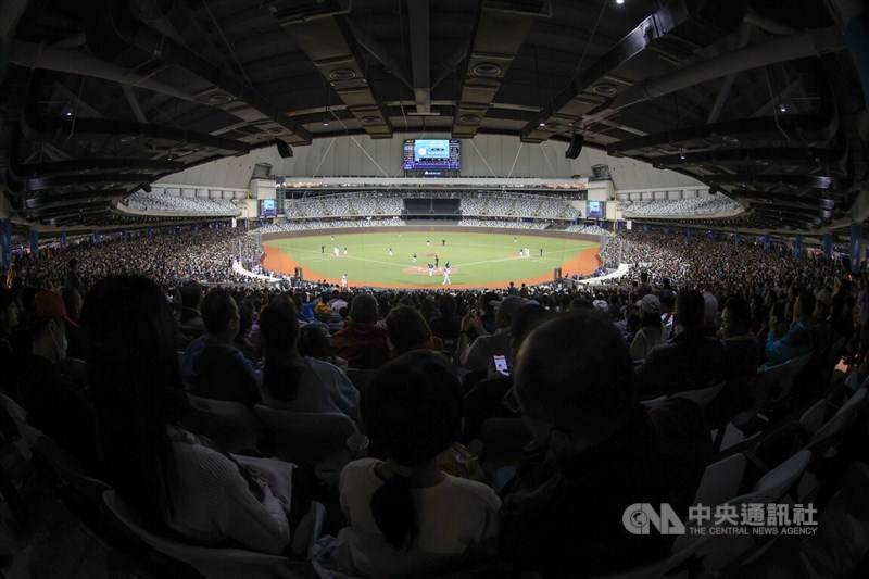 The Taipei Dome hosts a competition on Saturday to test the smooth flow of audience traffic. CNA photo Nov. 18, 2023