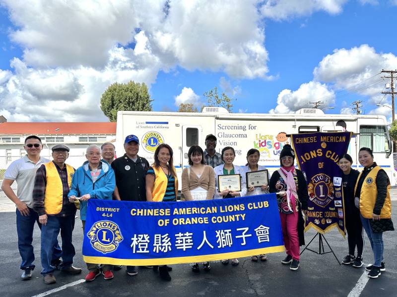 橙縣文教中心主任蕭蓓如（右6）與橙縣華人獅子會會長洪陳鋒（左5）、僑務諮詢委員呂眾英（左3）、僑務促進委員張慧玲（左6）及前來支援的醫生與志工合影