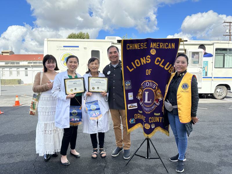 橙縣華人獅子會會長洪陳鋒(右2)頒發感謝狀予Dr. Meei Ling Tung 與Dr. Grace Wu