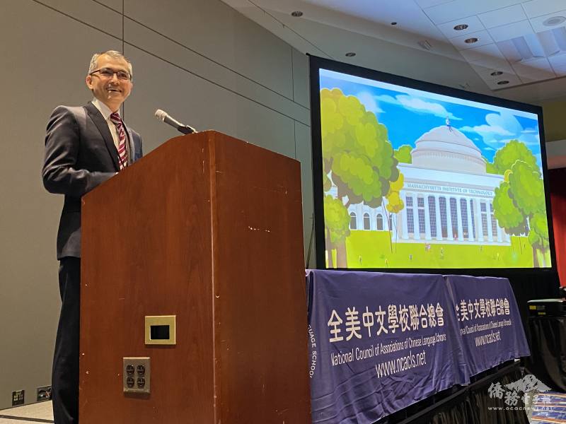 麻省理工學院中文項目主任廖灝翔博士(左一)以「十年磨課：數位華語的科技推進」為題發表演講