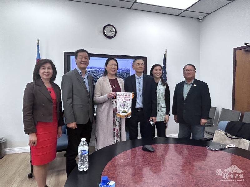 洛杉磯臺美商會會長吳宣蓉(左3)致贈商會錦旗予僑務諮詢委員廖日山夫婦(右3、右2)，左起為僑務促進委員傅月香、僑務顧問李恩慶，右1為僑務顧問莊興華