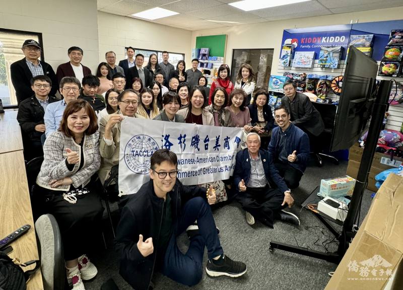 洛杉磯臺美商會舉辦「臺商聯合企業參訪暨留學生搭僑計畫活動」-參訪該商會理事徐凰耕(前排左1)及徐凰碩(前排右1)所經營的Sunlite Industrial Corporation