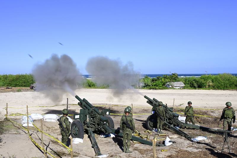 菲律賓軍方15日在北伊羅科斯省西北部舉行陸海空軍聯合兵種實彈射擊演習。