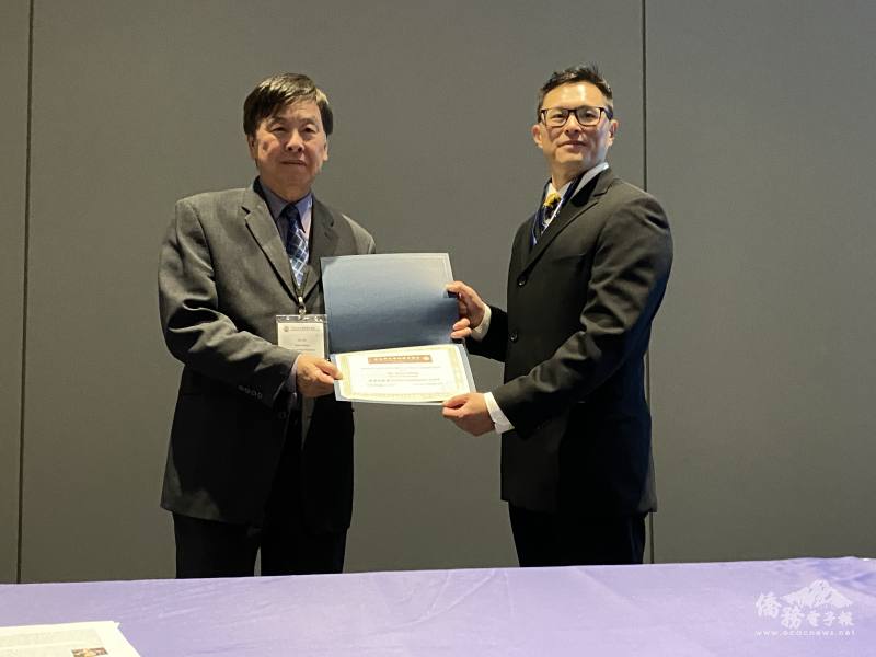 全美中文學校聯合總會總會長林志嘉（右）頒贈獎狀給前任總會長張正義