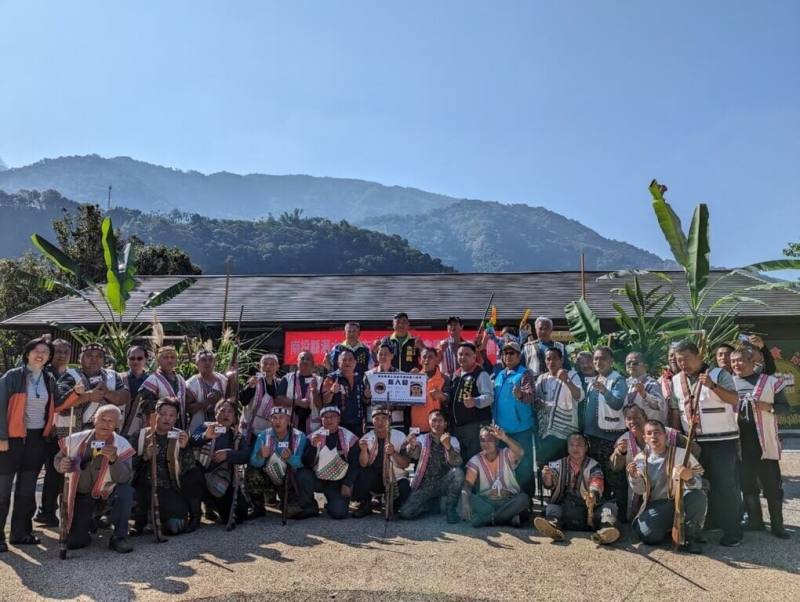 南投縣濁水溪線布農族獵人協會今年成立，協會辦理課程與工作坊協助33名成員取得獵人證，農業部林業及自然保育署南投分署20日在地利村丹大遊客中心舉辦授證儀式。（南投林業分署提供）