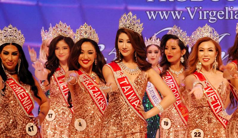 台裔女生張芳瑜（Tiffany Chang）（中）代表台灣奪得第35屆美國亞洲小姐（Miss Asia USA），她接受中央社訪問表示，希望藉由參加選美讓更多人知道台灣是一個獨立的國家。