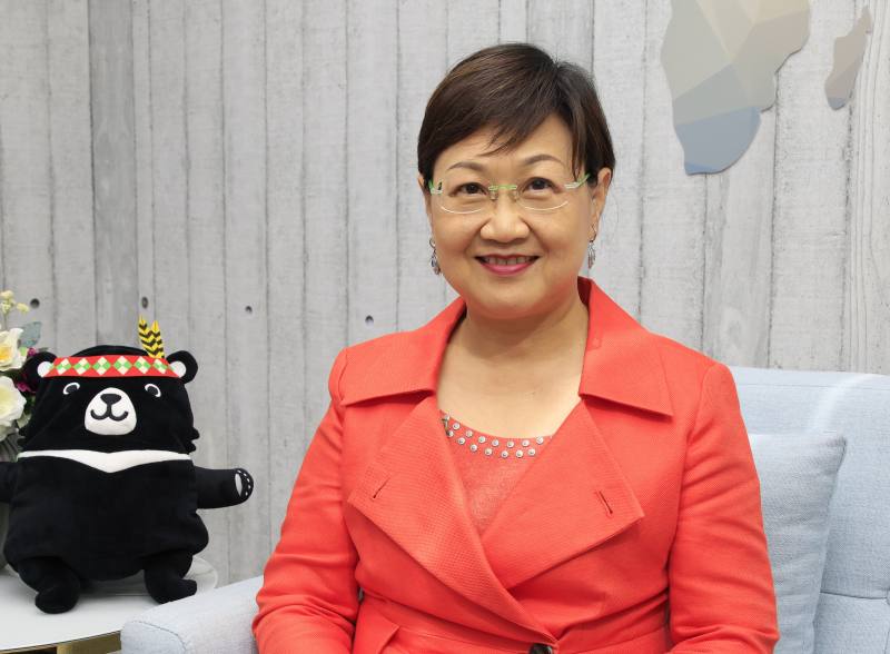 委員長徐佳青鼓勵僑生努力向學，爭取好成績