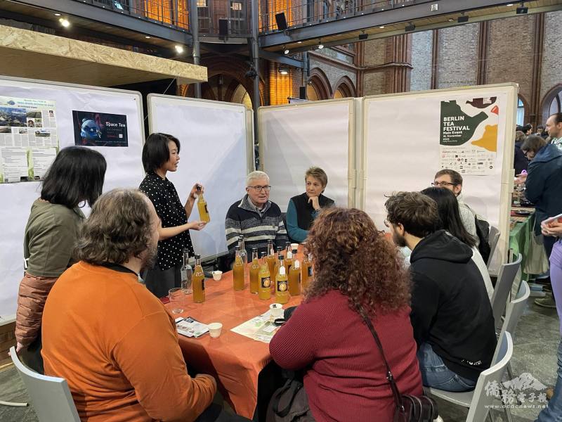 陳安吉（左三）在柏林茶展現場介紹康普茶試飲