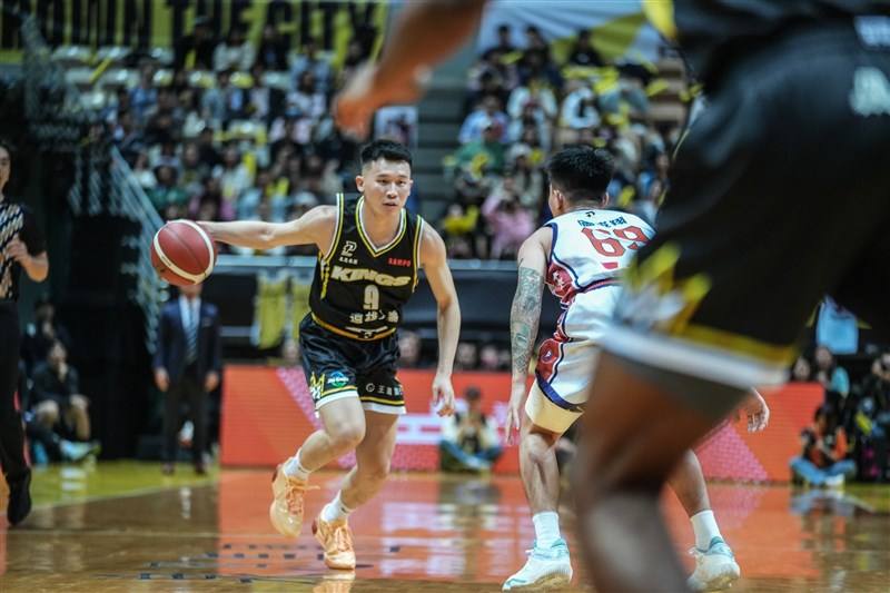 New Taipei Kings point guard Lee Kai-yan (with ball) dribbles in Sunday's game at the Xinzhuang Gymnasium. Photo courtesy of P.LEAGUE+ Nov. 19, 2023