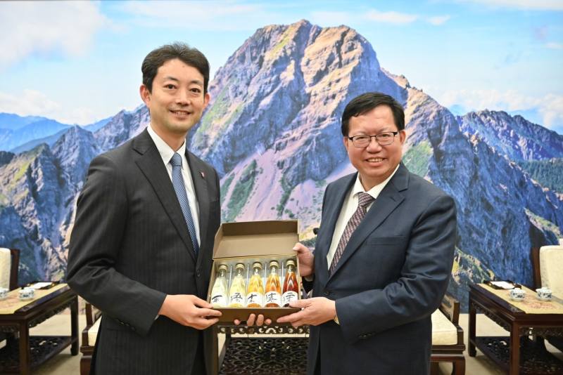 Vice Premier Cheng Wen-tsan (right) welcomes Kumagai Toshihito, governor of Japan‵s Chiba Prefecture, and expresses hope for the continued deepening of the bilateral friendship.