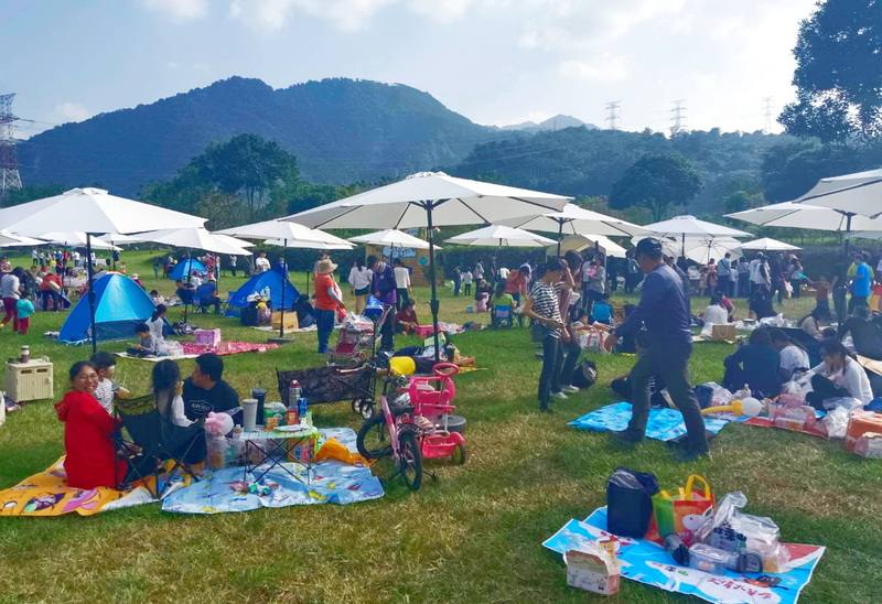 阿里山國家風景區管理處19日在牛埔仔愛情大草原舉辦「旺健康親子野餐日」活動，約有百餘組家庭參加，相當熱鬧。