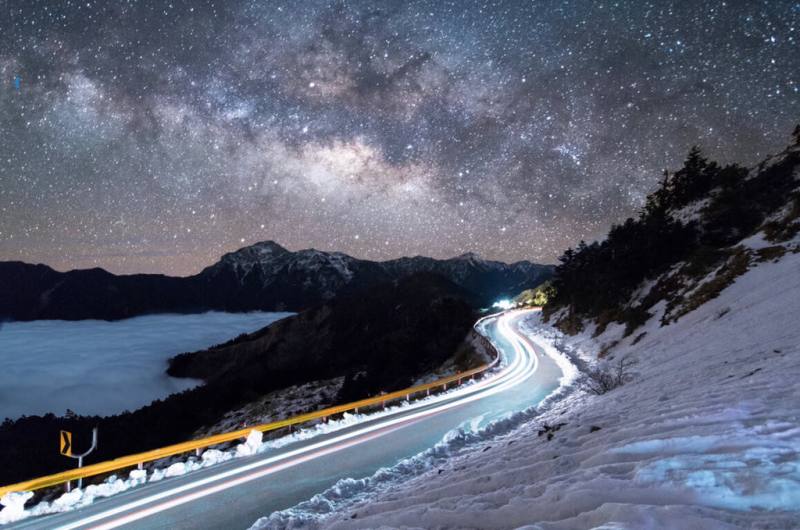 合歡山暗空公園日前發生光害問題，公路總局決定每天下午4時後，將翠峰派出所前電子看板發光亮度降低65%，夜間則關閉。圖為合歡山暗空公園夜間美景。（南投縣政府提供）