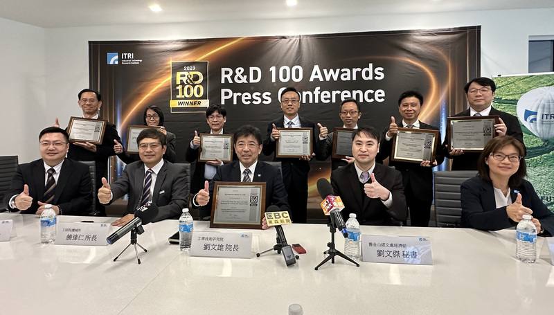 有研發界奧斯卡之稱的「全球百大科技研發獎」16日頒獎，宗旨是表彰市場最具前景的新技術和產品，台灣一舉囊括12項大獎，工研院獲得8項佳績