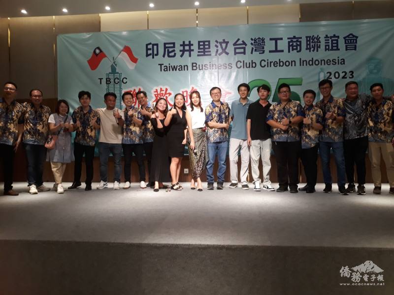 青商會會長傅楚楚(中)與會員合影