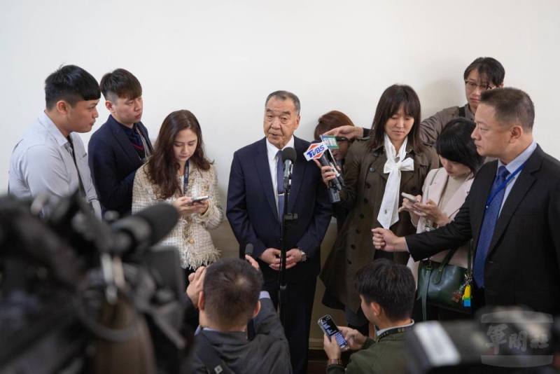 國防部長邱國正列席立法院外交及國防委員會，會前接受媒體提問。（軍聞社記者陳軍均攝）