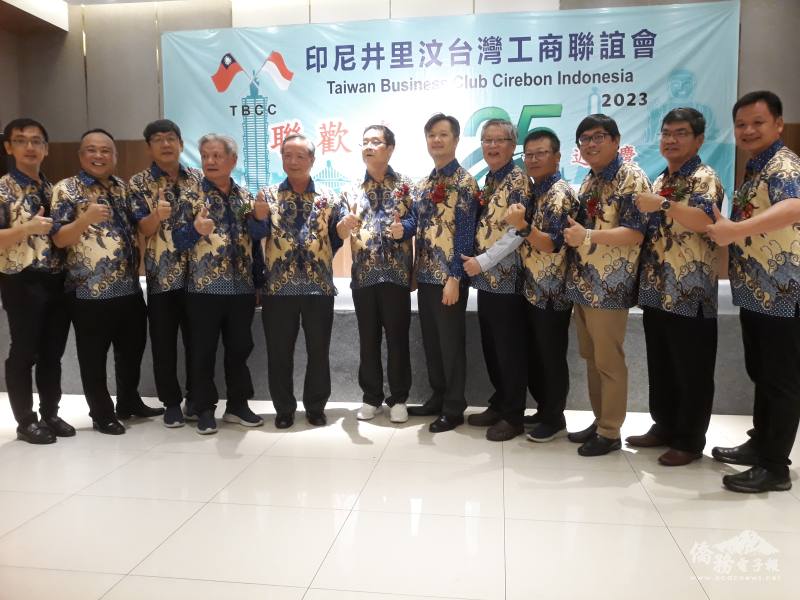 陳忠(左5)、王昇彬 (右6)、與各會理事長、諮詢委員、合影