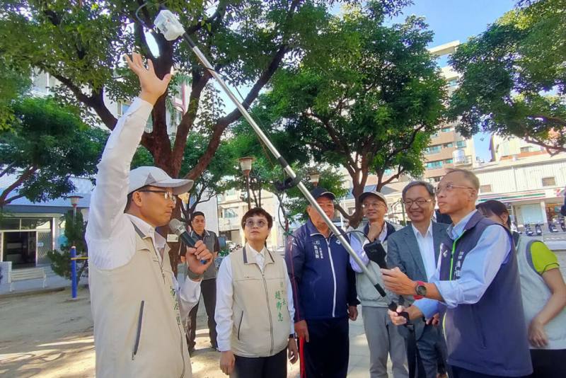 衛生福利部長薛瑞元（前右2）在台南市副市長趙卿惠（前左2）等人陪同下，前往東區視察登革熱防治作業，現場工作人員介紹巡查建物天溝的天溝棒。（市府提供）