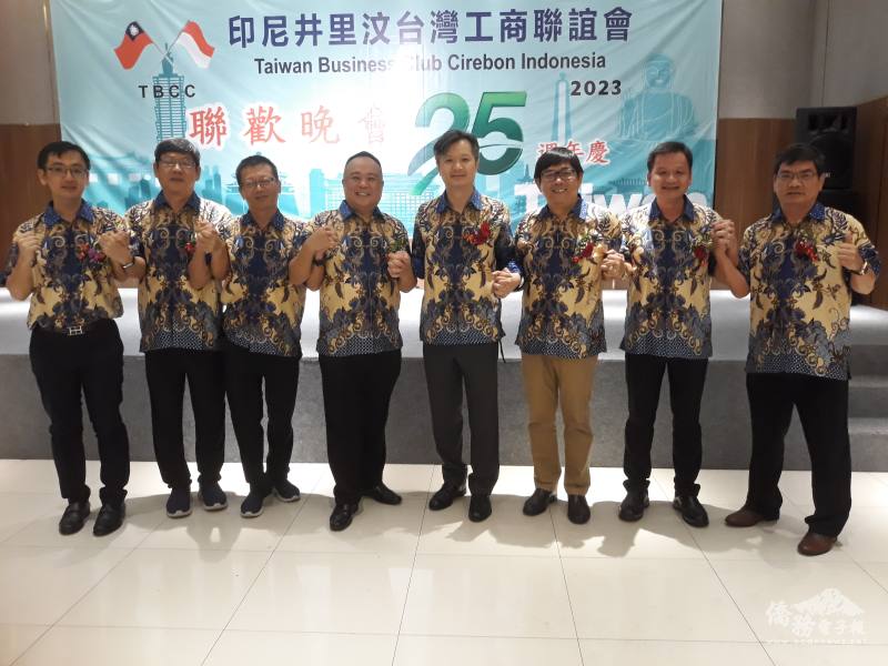 王昇彬 (右4)與各會理事長合影