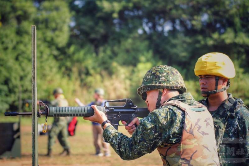 陸軍步兵第302旅日前實施112-6梯志願士兵「快速反應射擊」實彈射擊課程。（陸軍第十軍團提供）