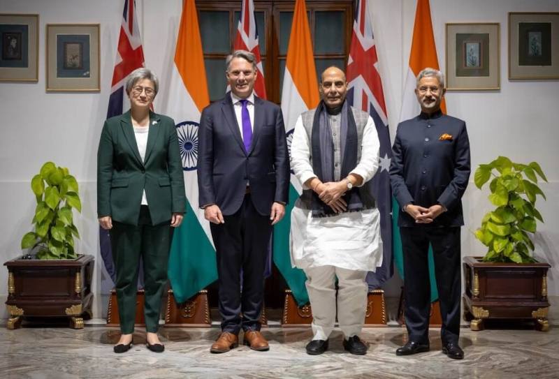 印度與澳洲20日舉行2加2部長級對話，左起為澳洲外交部長黃英賢及防長馬勒斯、印度防長辛赫及外交部長蘇杰生。（圖取自twitter.com/RichardMarlesMP）