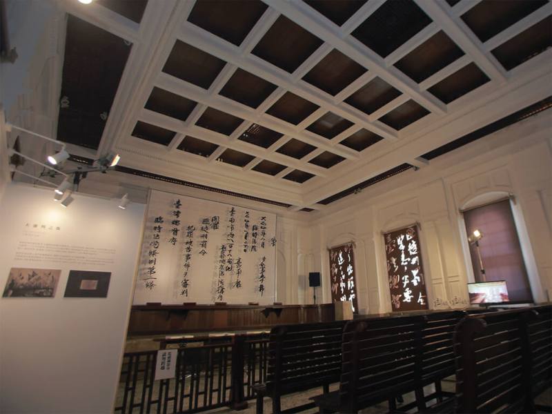 國立台灣歷史博物館「重返第一法庭．噍吧哖世紀大審判」特展22日起在國定古蹟司法博物館（原台南地方法院）登場，讓民眾戴上VR設備重返第一法庭，親身經歷1915年噍吧哖世紀大審判歷史。（國立台灣歷史博物館提供）