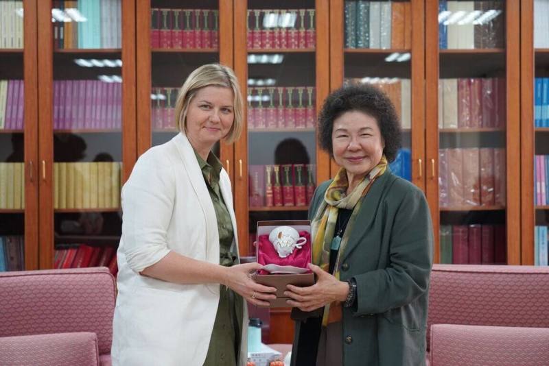 挪威國會外交國防委員會第二副主席暨自由黨主席梅爾比（左）21日拜會國家人權委員會主委陳菊（右），雙方就台灣人權發展現況及人權議題交流意見。（人權會提供）