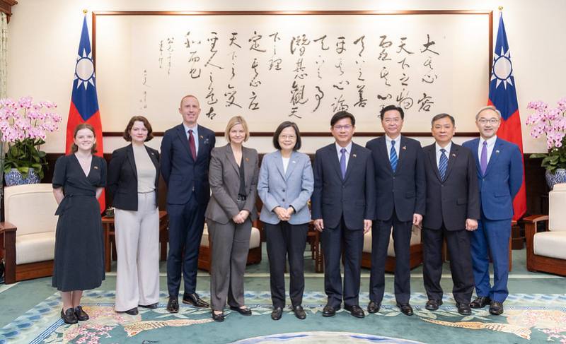 President Tsai poses for a photo with a delegation led by Ms. Guri Melby, the Liberal Party leader and the second vice chair of the Standing Committee on Foreign Affairs and Defense of Norwegian Parliament.