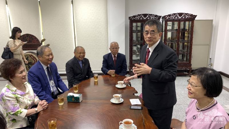 駐泰國代表處代表張俊福訪問泰國臺灣會館，於會館內茶藝館與主席團相談甚歡，並期勉會館會務蒸蒸日上