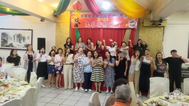 世界華人婦女工商企管協會巴拉圭分會在新任會長張阿裡的的帶領之下一起上臺獻唱
