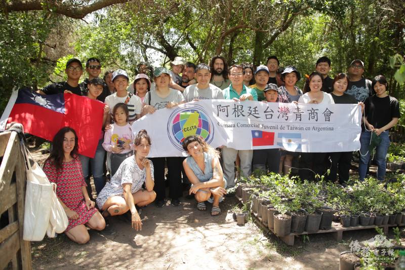 阿根廷臺灣青商會辦理慶祝中華民國112年國慶環保公益活動