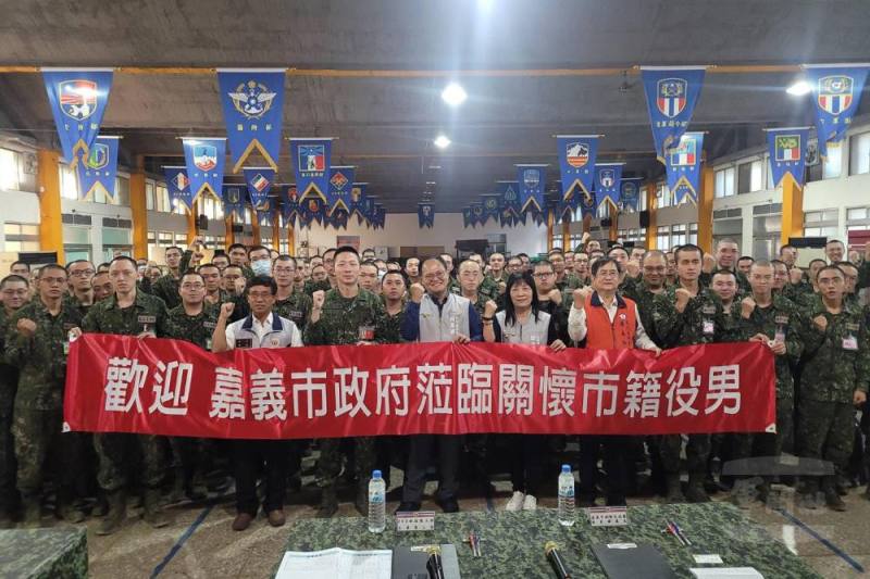 為表達關懷部隊之意，嘉義市政府一行前往陸軍步兵203旅探視常備兵役軍事訓練第187梯次役男受訓實況。（嘉義軍人服務站提供）
