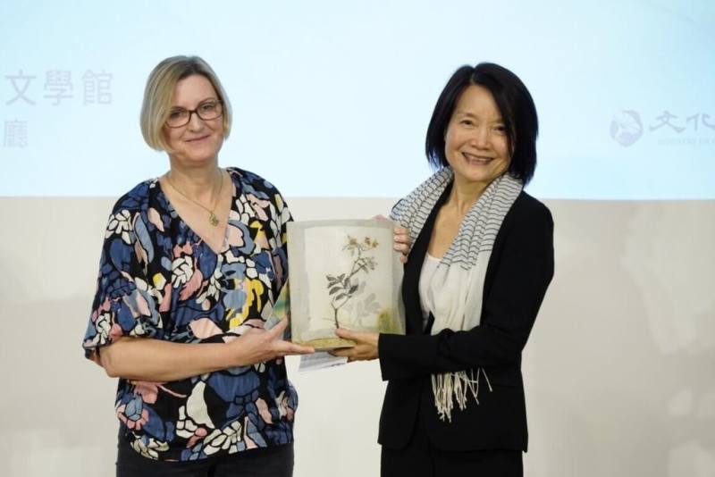 台灣詩人陳育虹（右）榮獲2022年「瑞典蟬獎」，瑞典學會代表陳安娜（Anna Gustafsson Chen）（左）21日在台南台灣文學館贈獎。（台灣文學館提供）