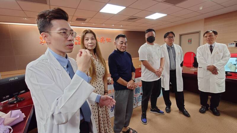 嘉義長庚醫院舉行記者會發布「正前位比基尼切口髖關節手術」，關節重建科醫師陳俊良（左）、教授彭國狄（右2）說明，此新技術採正前位比基尼切口，從肌肉間隙進入髖關節，減少手術創傷，患者術後隔天即可下床行走