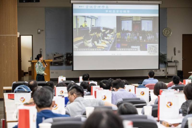 透過招生說明會，安排學程講解等方式，使師生及家長對軍事院校有更近一步的認識