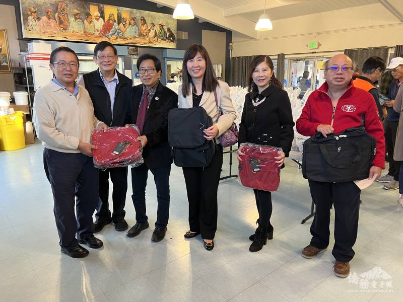 臺商磐石獎得獎臺商陳陽明(左一)準備了500個精美實用背包分贈給大家