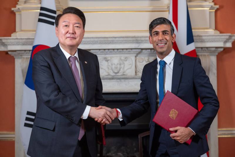 在英國進行國是訪問的南韓總統尹錫悅（左）22日與首相蘇納克（右）舉行雙邊會談，並簽署「唐寧街協議」，其中提到台海和平穩定對國際社會的安全繁榮不可或缺。（英國首相府提供）
