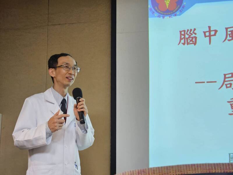 三軍總醫院復健部主治醫師張正強（圖）22日指出，因腦部血管阻塞或破裂出血造成非創傷性腦神經損傷，約有4成腦中風患者會出現肢體痙攣症狀，而局部肉毒桿菌注射合併重複性經顱磁刺激是治療肢體痙攣新趨勢