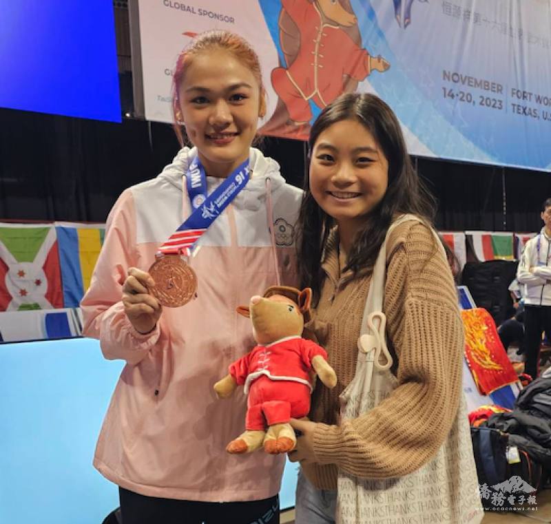 僑胞吳洛葳(右)前往支持加油，與銅牌得主女子槍術第三名彭羽熙（左）合影