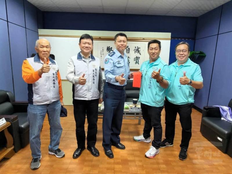 臺南市中正獅子會敬軍團致贈慰問金。（臺南軍人服務站提供）
