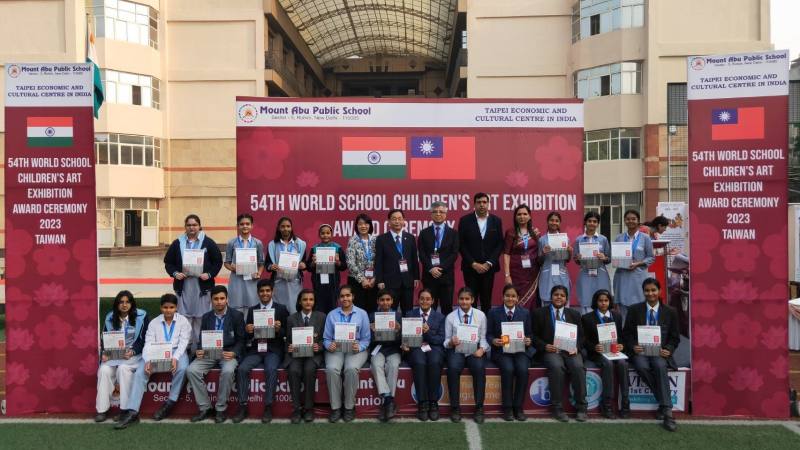 劉孟奇政務次長與我國第54屆世界兒童畫展得獎印度學生及葛葆萱大使夫婦合影