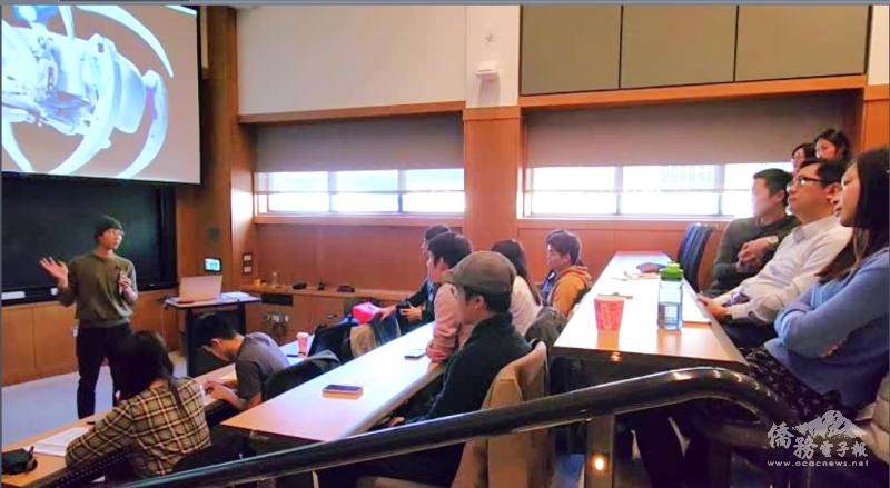 王尊玄展示一家德國公司做的仿生機器人