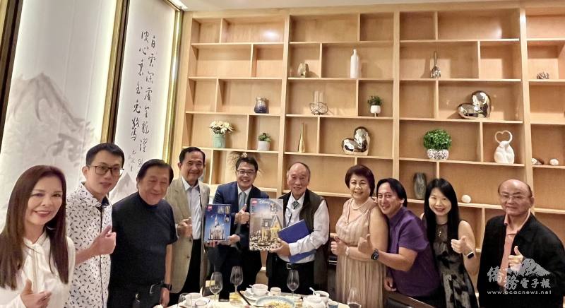 大奧蘭多臺灣商會與周啟宇互贈紀念品