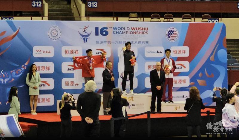 男子太極劍第一名陳宥崴（中）上臺領獎