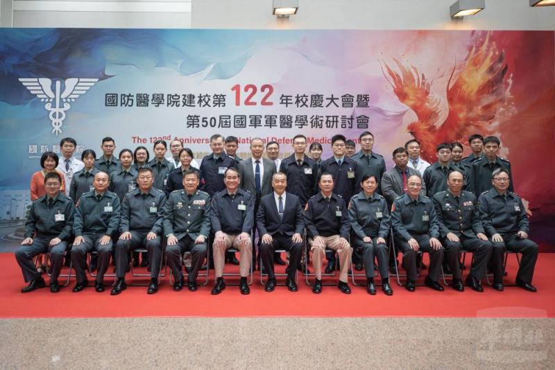 邱部長與師生代表合影