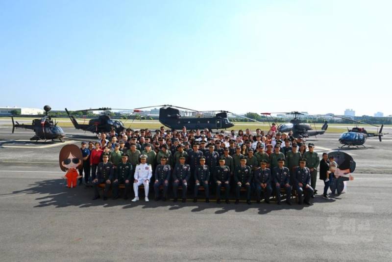 陸軍航特部指揮官張中將與學員、家屬合影。（航特部提供）