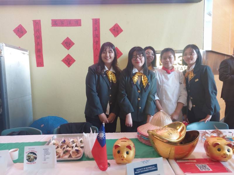 國立高雄餐旅大學6位交換同學精心設置台灣文化展攤，包括美濃紙傘、寫書法及使用筷子等活動，更精心自製麻油雞米糕、手工熬煮冬瓜茶等台灣特色小吃