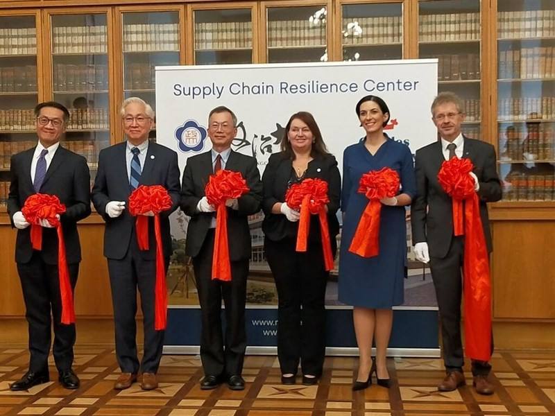 NCCU President Li Tsai-yen (third left), Charles University Milena Králíčková (third right), NSTC chief Wu Tsung-tsong (second left), Czech Senate President Miloš Vystrčil (right), and other officials pose for a photo at the center’s inauguration on Frida